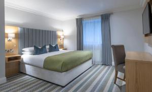 Posteľ alebo postele v izbe v ubytovaní Killarney Heights Hotel