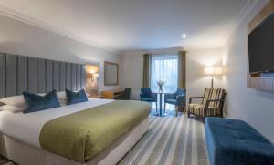 Posteľ alebo postele v izbe v ubytovaní Killarney Heights Hotel