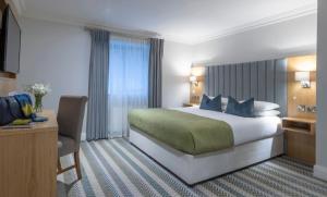 Posteľ alebo postele v izbe v ubytovaní Killarney Heights Hotel