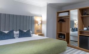 Posteľ alebo postele v izbe v ubytovaní Killarney Heights Hotel