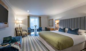 Posteľ alebo postele v izbe v ubytovaní Killarney Heights Hotel