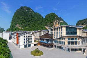 阳朔阳朔万枫酒店的一座山底建筑
