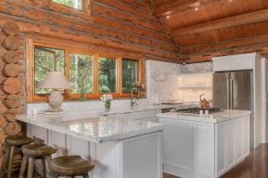 Η κουζίνα ή μικρή κουζίνα στο Absolutely amazing slopeside mountain lodge with spa