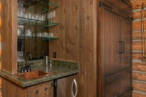 Η κουζίνα ή μικρή κουζίνα στο Absolutely amazing slopeside mountain lodge with spa +38 φωτογραφίες