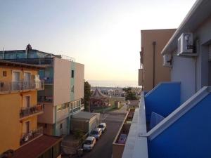 widok na ulicę miejską z budynku w obiekcie Hotel Adria Mare w Rimini