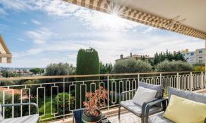 Un balcón con vista a una ciudad en Le Royal, en Cannes