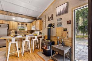 cocina con armarios de madera y fogones en Hayloft Hollow, en Island Park 34 fotos más