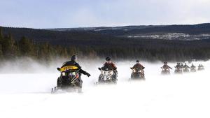 un grupo de personas en motocicleta en la nieve en Hayloft Hollow, en Island Park