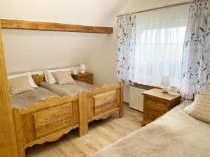 Tempat tidur dalam kamar di Nocleg na skraju puszczy