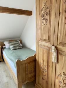 Tempat tidur dalam kamar di Nocleg na skraju puszczy