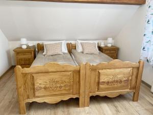 Tempat tidur dalam kamar di Nocleg na skraju puszczy