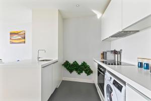 Η κουζίνα ή μικρή κουζίνα στο Birmingham City Centre, City Views, Parking, Sleeps 4, Long Stay Offers +21 φωτογραφίες