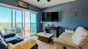 Una sala de estar con un sofá y un reloj en la pared. en Condos with Spectacular Views & Pool Onsite, en La Paz