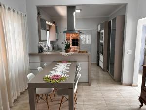a kitchen and dining room with a table and chairs at Casa em Toledo 1 suíte e 2 quartos confortável in Toledo
