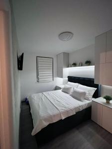 Foto da galeria de Srebrno jezero apartman Mina em Ostrovo