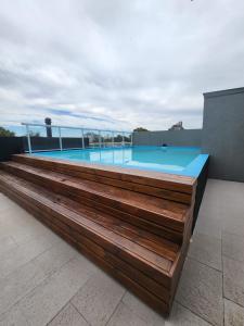 een groot zwembad op het dak van een gebouw bij Depto céntrico en Pinamar con parrilla y piscina en la terraza in Pinamar