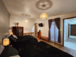 ein Wohnzimmer mit 2 Betten und einem Fenster in der Unterkunft Piedra Negra Boutique Hotel in San Cristóbal de las Casas