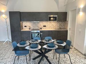 Η κουζίνα ή μικρή κουζίνα στο Appartamento Deluxe La Terrazza sul Mare