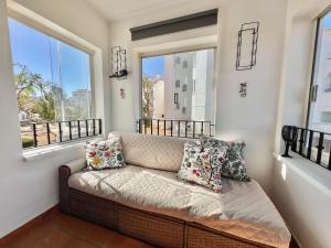un sofá en una habitación con 2 ventanas en Stunning front line apartment with golf and mountains view, en Sucina 20 fotos más