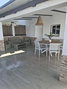 ein Esszimmer und ein Wohnzimmer mit Tisch und Stühlen in der Unterkunft CasaMaria 50 metros de la playa in El Palmar