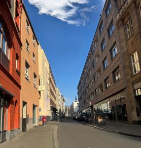 an empty street in a city with buildings at Hostel Heinzelmännchen in Cologne
