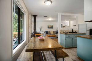 Køkken eller tekøkken på #StayInMyDistrict Cozy Rockaway Beach Cottage + 24 billeder