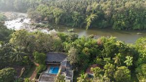 una vista aerea di una casa accanto a un fiume di Roshara Nalla a Giriulla