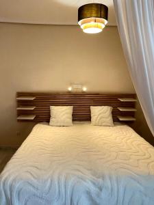 ビリャホヨサにあるParaiso Costero en Benidormのベッドルーム1室(大型ベッド1台、ヘッドボード付) +14枚の写真