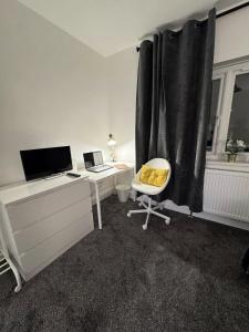 TV a/nebo společenská místnost v ubytování Modern 3 Bed near ExCel-Big Ben