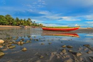 ein rotes Boot am Strand in der Unterkunft Casa no PREÁ COM PISCINA ! in Prea + 34 Fotos