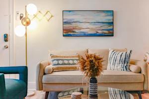 Χώρος καθιστικού στο Sojourn Bayfront 2 BR
