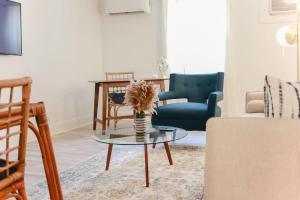 Χώρος καθιστικού στο Sojourn Bayfront 2 BR +42 φωτογραφίες