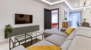 Μια τηλεόραση ή/και κέντρο ψυχαγωγίας στο Luxury 2BR Apt just off Sliema Promenade