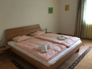 ヴァルヒゼーにあるGrosszügige Wohnung am Waldrandのベッドルーム1室(ピンクのシーツと枕のベッド1台付)