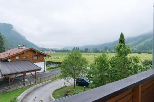 ヴァルヒゼーにあるGrosszügige Wohnung am Waldrandの家と畑の景色