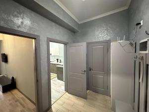 Η κουζίνα ή μικρή κουζίνα στο Kulikov apartment on Sydykova 156 +3 φωτογραφίες
