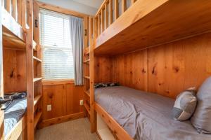 a bedroom with two bunk beds in a cabin at Lake Life #17 in Chelan +37 photos