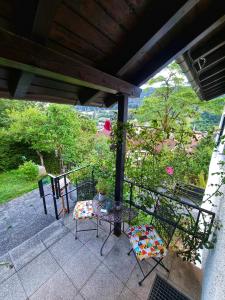 un patio avec une table et des chaises sur un balcon dans l'établissement Miu's Roof, à Alpirsbach