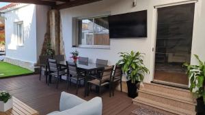 Televízia a/alebo spoločenská miestnosť v ubytovaní Sunny Villa with Private Pool in Calpe + Enclosed Garden