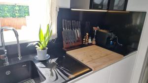Kuchyňa alebo kuchynka v ubytovaní Sunny Villa with Private Pool in Calpe + Enclosed Garden