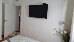 Televízia a/alebo spoločenská miestnosť v ubytovaní Sunny Villa with Private Pool in Calpe + Enclosed Garden
