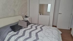Posteľ alebo postele v izbe v ubytovaní Sunny Villa with Private Pool in Calpe + Enclosed Garden