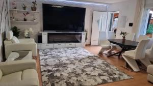 Televízia a/alebo spoločenská miestnosť v ubytovaní Sunny Villa with Private Pool in Calpe + Enclosed Garden