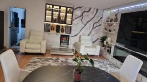 Posedenie v ubytovaní Sunny Villa with Private Pool in Calpe + Enclosed Garden