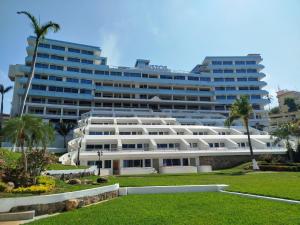 Garður fyrir utan Hotel Aristos Acapulco