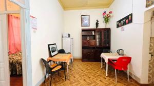 a room with a table and chairs and a kitchen at Ala do castelo hotel in Lagos
