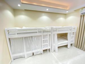 Ένα ή περισσότερα κρεβάτια σε δωμάτιο στο Hostel jeddah & sea +10 φωτογραφίες