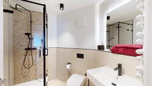 リューネブルクにあるApartment 10 No8A Boardinghouse Lüneburgのシャワー、トイレ、洗面台を備えたバスルーム