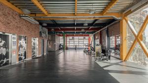 Fitness centrum a/nebo fitness zařízení v ubytování The Diamond Loft Modern Luxury with a Fully Equipped Kitchen