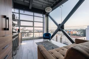 Posezení v ubytování The Diamond Loft Modern Luxury with a Fully Equipped Kitchen